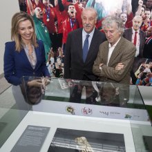 Alicia García, Juan Luis Arsuaga y Vicente del Bosque comtemplando el pie fósil